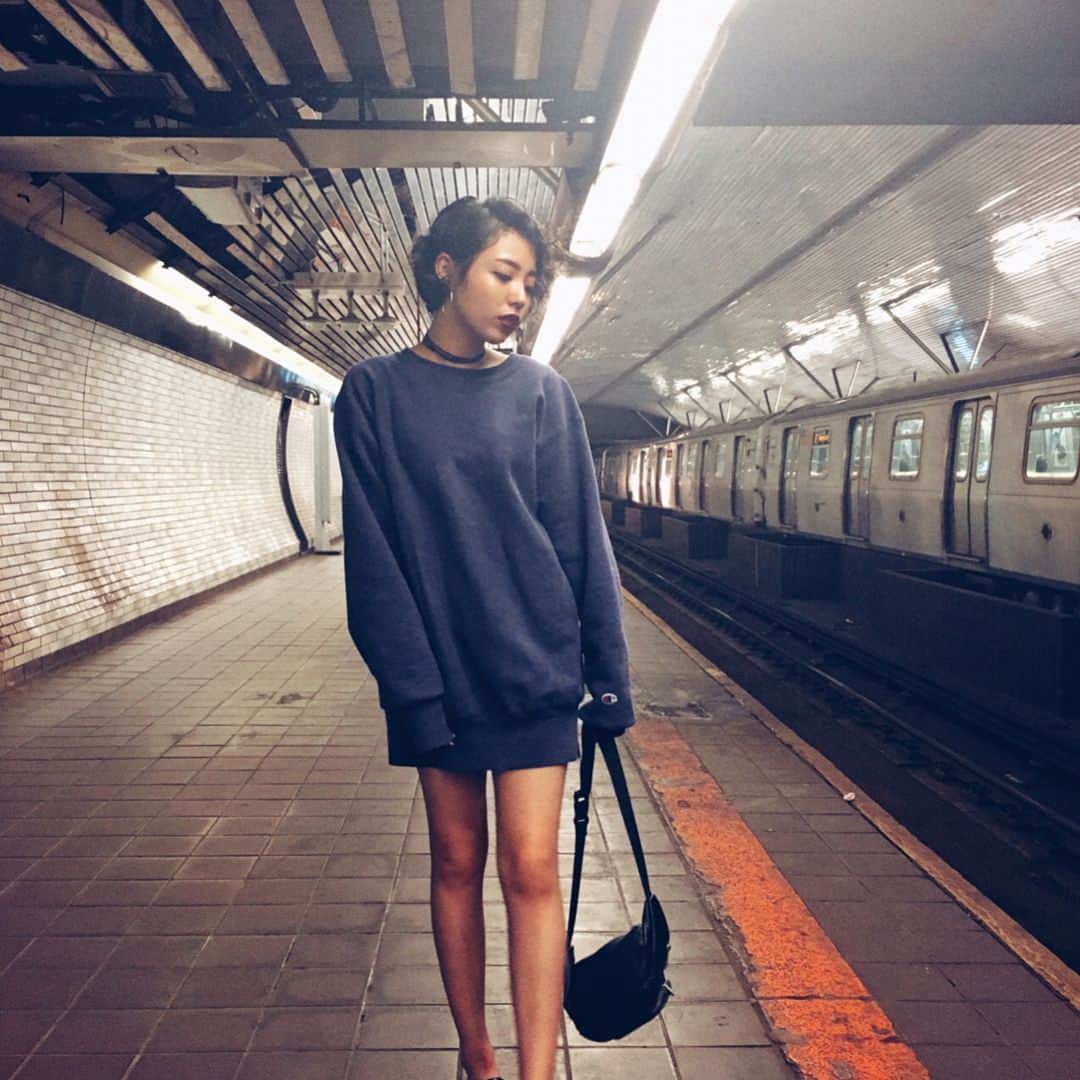 松山かなこさんのインスタグラム写真 - (松山かなこInstagram)「After strolling around Roosevelt island 😋 . nyの古着屋で見つけたチャンピオントレーナーはサイズ感がいい感じ👌 #nyc#subway#champion#outfit」8月15日 11時56分 - kanakonaimen