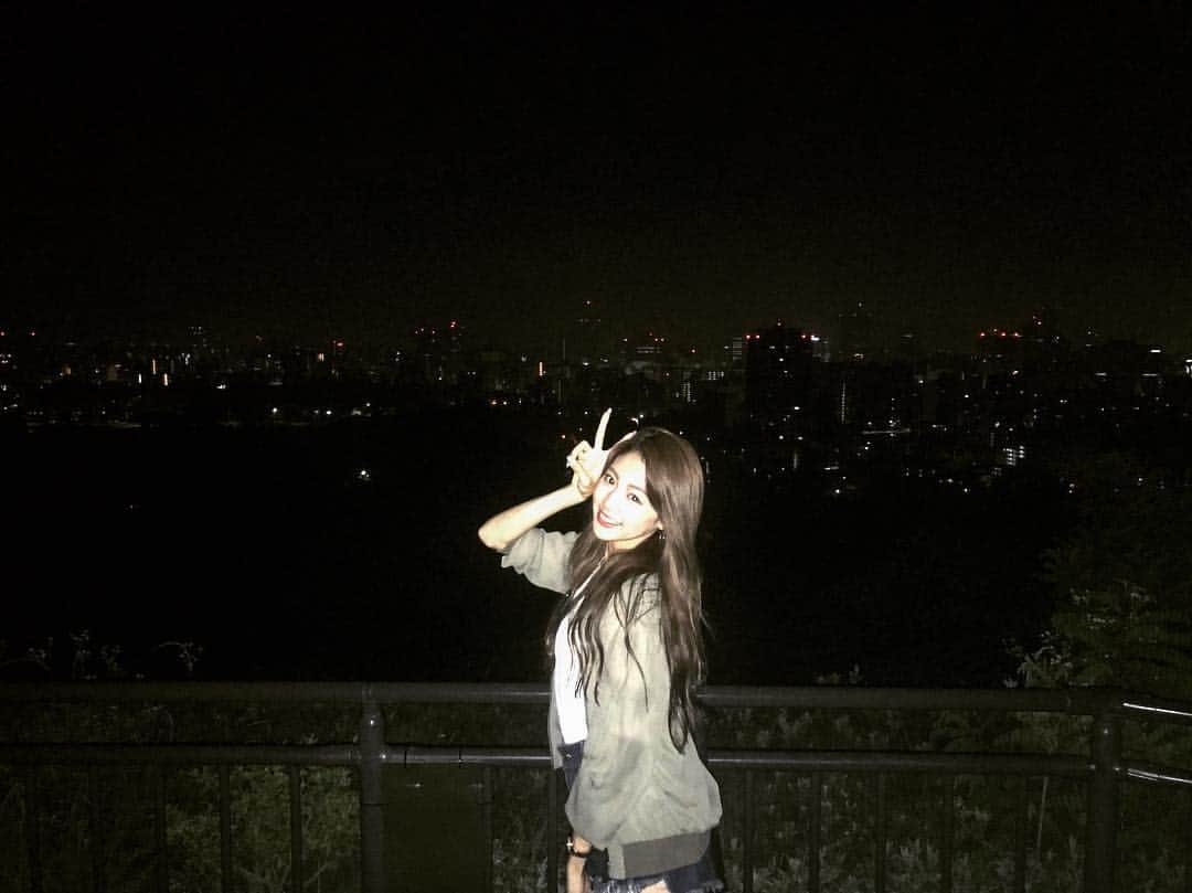 志田友美（ゆうみん）のインスタグラム：「. 夜景写したかったのになんかびっくりするくらい …しゅーるな絵🤷‍♀️笑。 . ホントはもっと綺麗なんだよ！！！w 誰か夜景の上手い撮り方知ってマスカ…。 . #夜景 #nightview #night #sur #neon #light #beautiful #happylife #instagood #instashot #instalikes #instadaily #mylife #ig_japan #ig_daily #🌃」