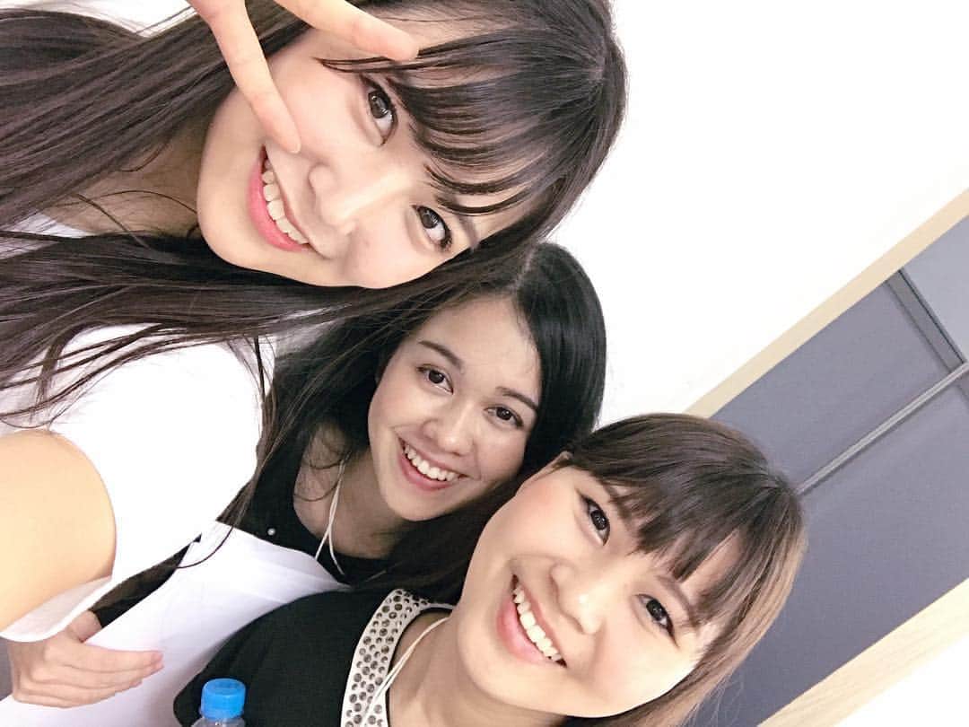 白間美瑠さんのインスタグラム写真 - (白間美瑠Instagram)「NMB48 ASIA TOUR 2017inタイ❤️ ライブの時に通訳をして下さったり、タイ語を教えて下さった方です♡ とっても優しくて面白くて仲良しになりました！！ありがとうございました！ #NMB48BKKASIATOUR2017」8月15日 15時55分 - shiro36run