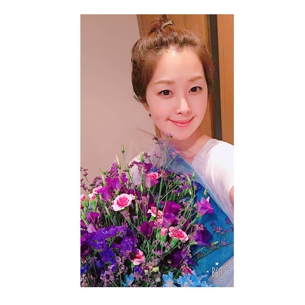 笛木優子のインスタグラム：「１つの作品がクランクアップし、素敵な花束を頂きました💐😊🙏 今日もあいにくの☔️ですね😅」