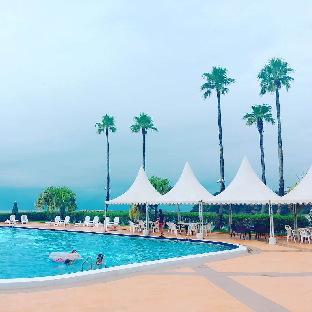 長谷川朋美さんのインスタグラム写真 - (長谷川朋美Instagram)「クルージングの途中に立ち寄ったのは三崎にある#シーボニアマリーナ ♡ BBQしてプール入って😆 途中雨も降りましたが、楽しかったので全然気にならず👍  さて、明日からまたバリバリ働くぞ✨✨ #beachlife #BBQ #pool #resortlife #大人の夏休み #vacation #お盆休み #最高の休日」8月15日 18時14分 - hasegawa.elena.tomomi