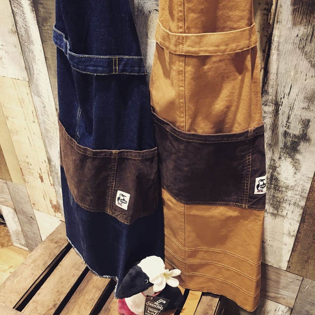CRATE.JAPANのインスタグラム：「チャムスのエプロン(๑•ᴗ•๑)♡ HARRICANE WORK APRON camel.indigo… どっちもカワイク気分上がります(๑•ᴗ•๑)♡ . #chums#チャムス#エプロン#デニム#ブービーバード#outdoor#ガーデニング#自然#何気ない日常#おしゃれ#枚方crate#lifeisgood」