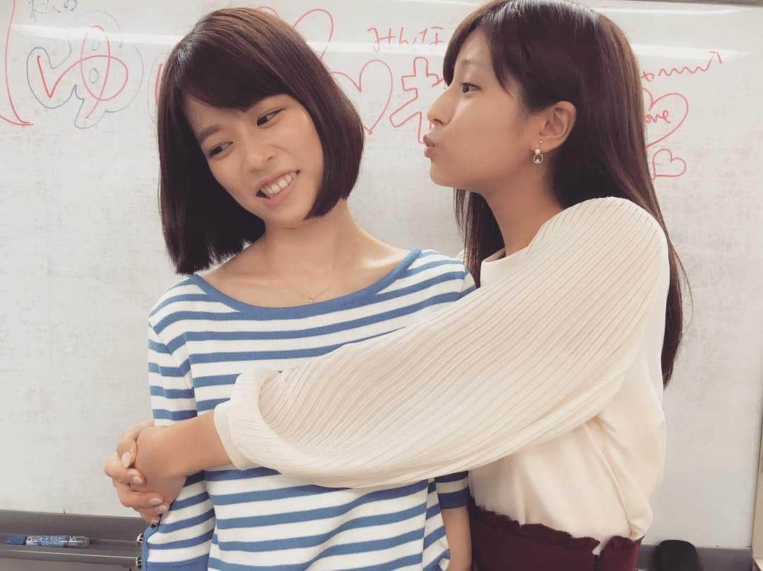 堤礼実さんのインスタグラム写真 - (堤礼実Instagram)「今朝の#めざましテレビアクア は小野キャスターが夏休みの為、同期の鈴木と一緒でした✨🌈 同期が並ぶのは番組史上初のことだとか！ 嬉しいのは勿論ですが刺激的な時間でもありました！  #鈴木唯 アナ #藤井も含めて5人中3人がスタジオに！ #唯ちゃんとは去年の27時間テレビ以来の共演かな…？ #嬉しくてちょっと早めにメイク室行ってみたりして #隣に並んでメイクしてみたりなんかして #嬉しさのあまりオンエア終わりに抱きついてみたりなんかして #それなのに唯ちゃんのこの表情 #愛の一方通行」9月13日 15時12分 - reimi_tsutsumi1123