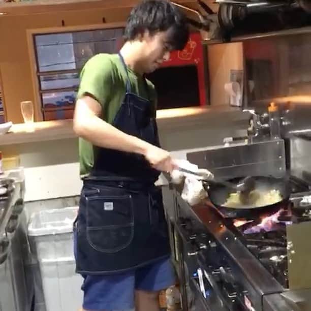 のインスタグラム：「チャーハン練習中。 料理は常に自分の愛する人に作ると思って作りなさい。 そしたら味付け失敗しないから。  9.16絶対アイシテルズ単独LIVE愛のために来てください。」