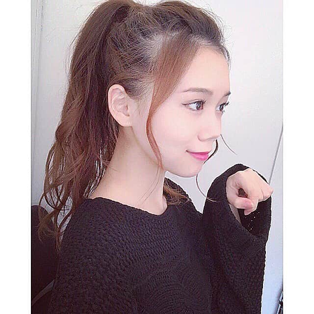 千田麻実のインスタグラム：「ムラスポ撮影でした^ ^ 今日もワイワイ楽しく撮影させてもらいました♡  今回もいっぱい可愛いの着たよ〜♥️♥️ #ムラサキスポーツ #ムラスポ #公式オンラインストアにて #aw #ニット #なんのポーズ🙄」