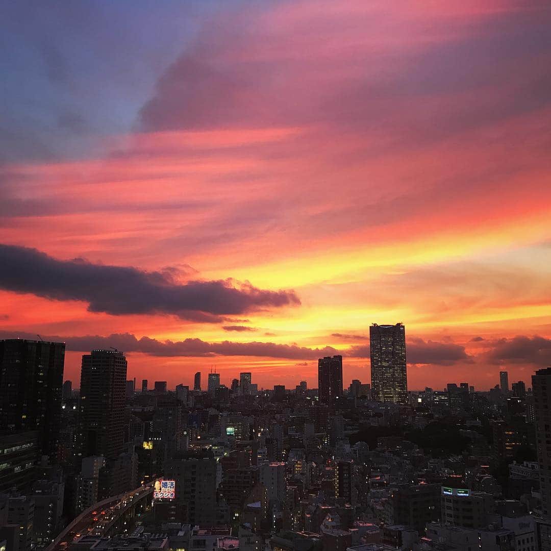 のインスタグラム：「before dark…💫🥂 #きれいな空 #ソライロ #女心と秋の空 #変わりやすいってことかしら #サンセット #夕暮れ #黄昏時 #そういえば #空見上げる余裕なかった #秋の空気吸って #胸いっぱい #でも昼はまだ夏」