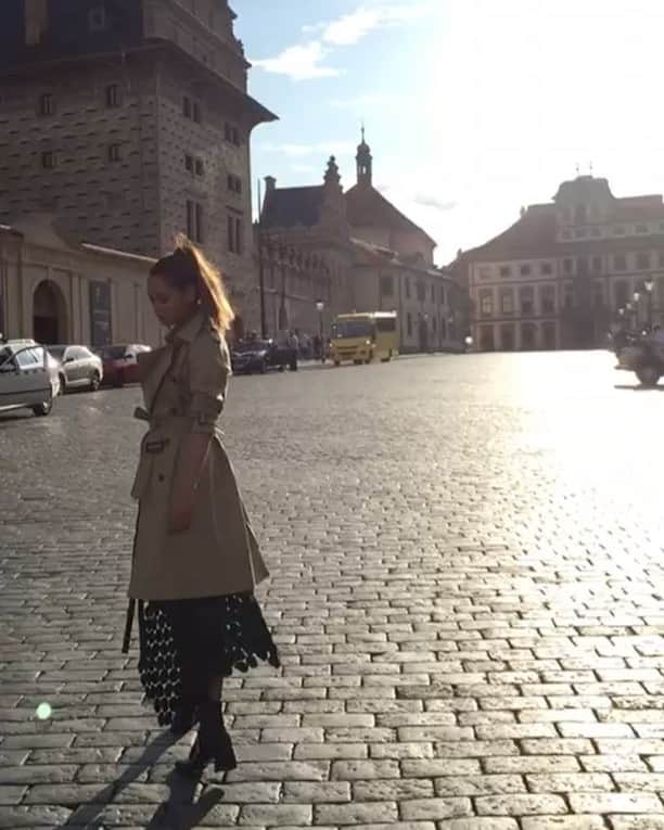 岸本セシルのインスタグラム：「プラハロケでの1シーン🇨🇿 とっても綺麗な光のさす場所で、すご−く素敵に撮って貰えました😌 @jeronimochan  さんありがとうございます🙏  ヘアメイク→ @yuka_noguchi_hairmake  スタイリスト→ @mayumiando57  #チェコ #プラハ #🇨🇿 #撮影 #shooting  #岸本セシルスタイルbook #ルゥ本 #るぅ本 #11月28日発売」