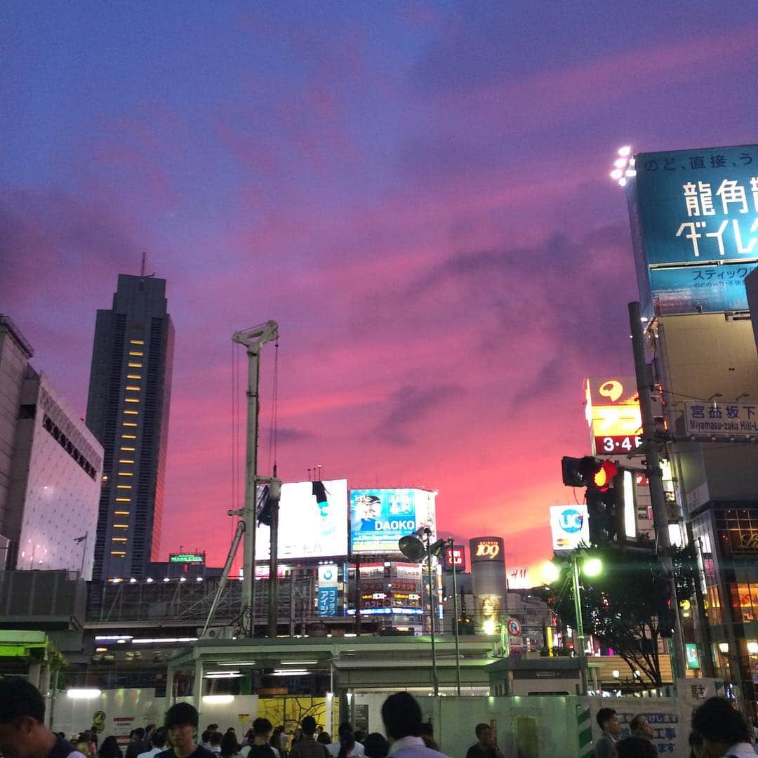 岡田紗季のインスタグラム：「今日の渋谷は綺麗な空でした♡♡♡ #無加工 #渋谷 #空 #夕焼け #綺麗 #幻想的 #みんな #写真撮ってた #私も」