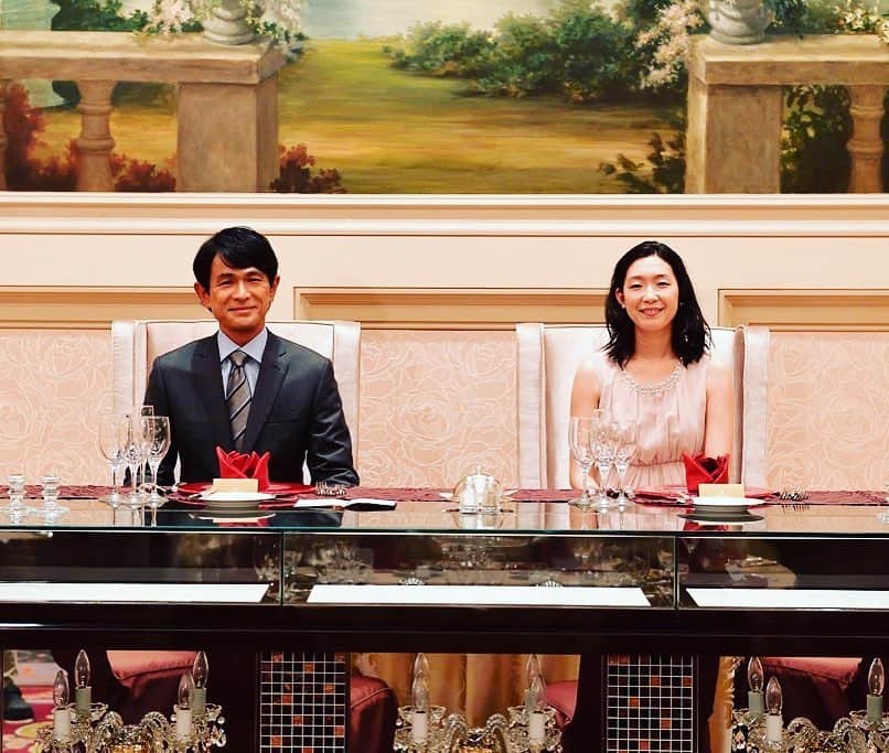 テレビ朝日「黒革の手帖」のインスタグラム：「. 素敵なオフショット🤵💓👰 . #黒革の手帖 #テレビ朝日 #安島家 #堂林家 #江口洋介 #江口のりこ #結婚式場 #下見 #にこにこ #😊」