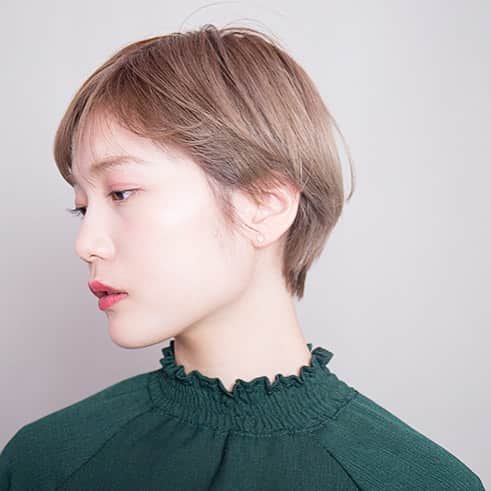 HAIR CATALOG . JPさんのインスタグラム写真 - (HAIR CATALOG . JPInstagram)「秋冬にトライしてみたいマニッシュSTYLE ハイトーンベースのオリーブベージュカラーで柔らかさと大人の品の良さを演出できます スタイリング剤をつけて耳にかけると更に艶っぽく . 大阪 SUMI @sumi__osaka  井野雪穂 @yukihoino  #HCJP#instahair#hairstyle#HAIRCUT #haircut #HAIRMAKE #haircolor #サロンモデル #サロン撮影 #HAIR#fashion #美容院 #美容師#アシスタント#作品撮り#ショート#ショートヘア#フォロー#instagood#イメチェン#秋髪 #秋メイク #マニッシュショート #ベージュカラー #カラー #ヘアカラー」9月9日 17時02分 - hair_catalog_jp