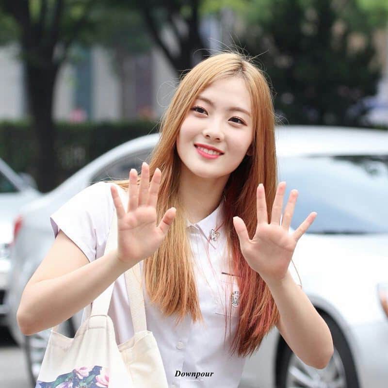 ルーシーのインスタグラム：「❀ ; 170908 Lucy — Music Bank — © Downpour [ tags : #WekiMeki #Lucy #NohHyojung ]」