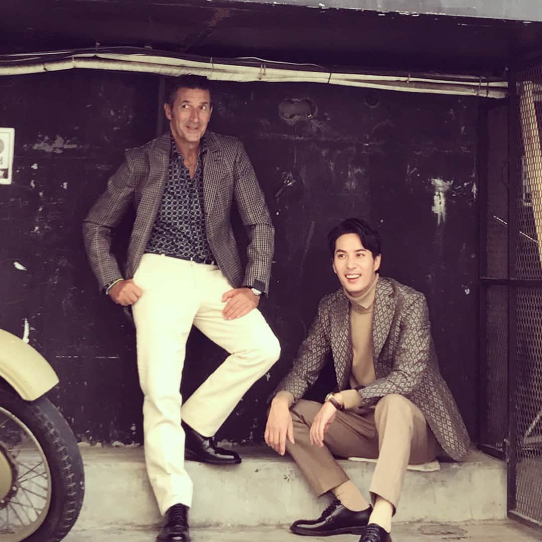 キム・ジソクのインスタグラム：「형 우리 왜 이제 만나거에요..ㅋㅋ #이태리감성폭발하는날#실시간#레옹매거진#지롤라모형#스윗가이#촬영중계속얘기또얘기🇬🇧👉🇮🇹👉🇺🇸👉🇯🇵👉🇰🇷갔다온듯👏」