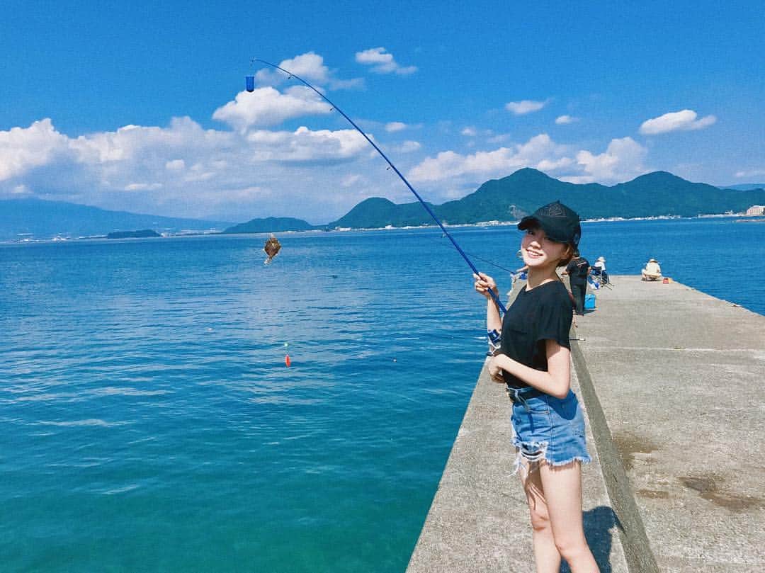 志田友美（ゆうみん）のインスタグラム：「. . 釣りもしてちゃんと🐟釣れたよ。笑。 . もちろんキャッチ・アンド・リリース。 . #dayoff #summer #sea #sky #skyblue #happylife #enjoyday #oceanview #fish #fishing #shizuoka #numazu #beautyful #nature #japanesegirl #ig_japan #ig_japan #instagood #instashot #instalove #instalike」