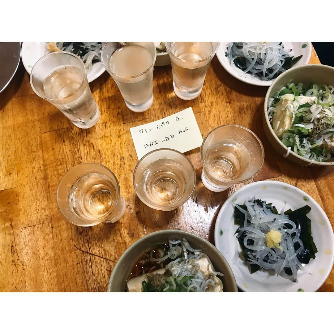 佐々木希さんのインスタグラム写真 - (佐々木希Instagram)「行ってみたかった 永楽食堂。 中々飲めることの出来ない秋田の日本酒が ここでは種類が豊富なので飲めちゃいます😊 飲み比べで 花邑、一白水成、新政のNO．6をチョイス🍶  ん〜日本酒もご飯も永楽のお母さんも最高👏  #秋田#永楽食堂#日本酒#飲み比べ」9月9日 19時07分 - nozomisasaki_official