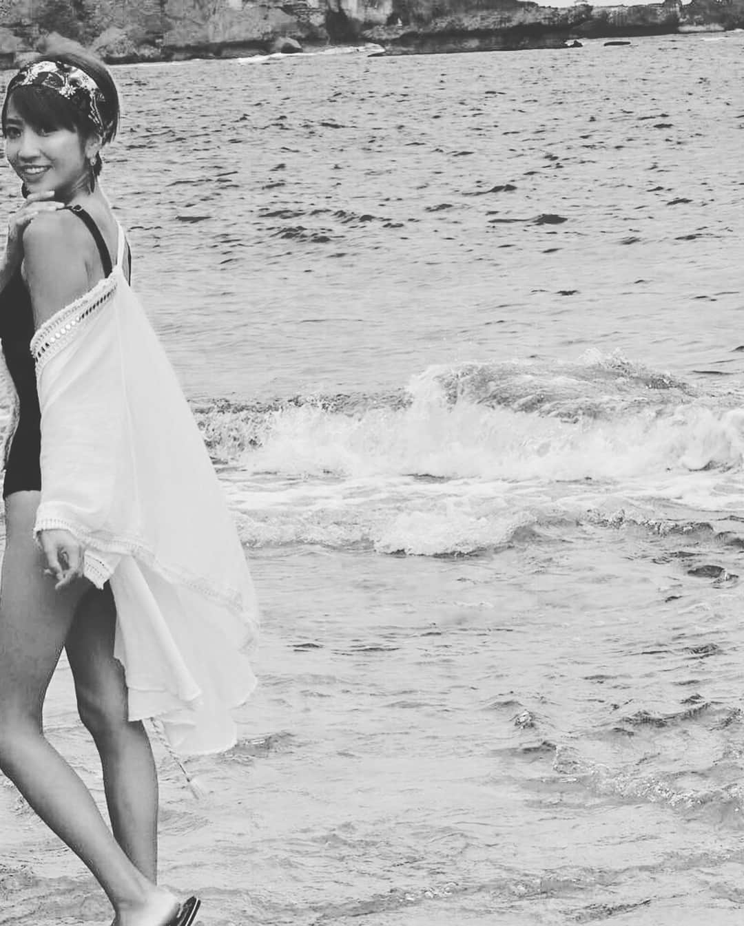 渡辺由布子さんのインスタグラム写真 - (渡辺由布子Instagram)「👯‍♀️ 禁断の水着第2弾は @googoo0702 に借りた  @macys の黒のセクシー #モノキニ 👙 ムダに透けててエロい💋 たぶん東京では着れない😂 👈swipe left👈  #沖縄マジック  #一歩間違えればスクール水着  #グラビア 気取りかよ  #天才カメラマン  #万座ビーチ  #okinawa #manza #monokini #butt #hip #beach #shortvacay #staycation #🇯🇵」9月9日 19時51分 - watanabe_yuko