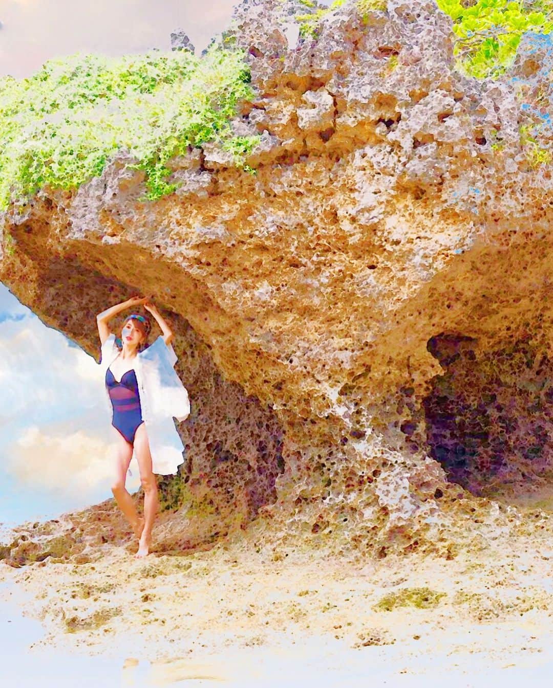 渡辺由布子さんのインスタグラム写真 - (渡辺由布子Instagram)「👯‍♀️ 禁断の水着第2弾は @googoo0702 に借りた  @macys の黒のセクシー #モノキニ 👙 ムダに透けててエロい💋 たぶん東京では着れない😂 👈swipe left👈  #沖縄マジック  #一歩間違えればスクール水着  #グラビア 気取りかよ  #天才カメラマン  #万座ビーチ  #okinawa #manza #monokini #butt #hip #beach #shortvacay #staycation #🇯🇵」9月9日 19時51分 - watanabe_yuko
