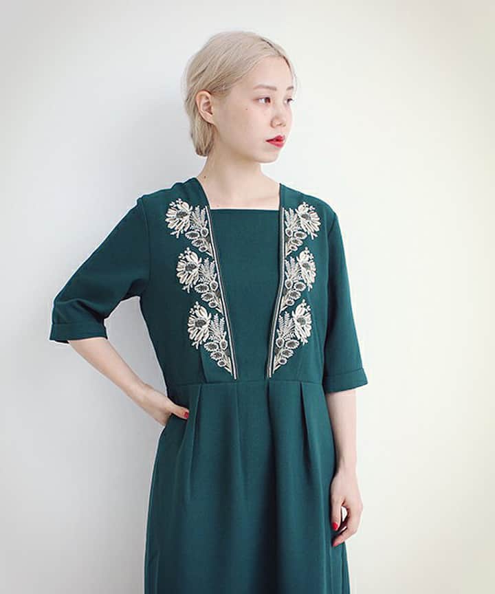 OLIKA vintage brollopのインスタグラム：「- embroidery green dress -  アンティーク調の刺繍を施した  グリーンドレス  甘さは極力おさえながら  ネックラインやシルエットなど  女性らしさを感じるデザインに  落とし込みました  #OLIKA  #ambidex #17aw #embroidery #greendress #刺繍」