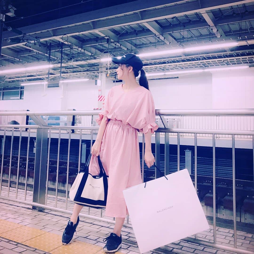 重盛さと美さんのインスタグラム写真 - (重盛さと美Instagram)「最初ヒール履いとったけど、 疲れたけんスニーカーとキャップに変えた🕺🏻🖤💕💓 ワンピース#DHOLIC  何歳になってもピンク着たぁい☺️💕着る😚💓💓」9月9日 21時48分 - satomi_shigemori