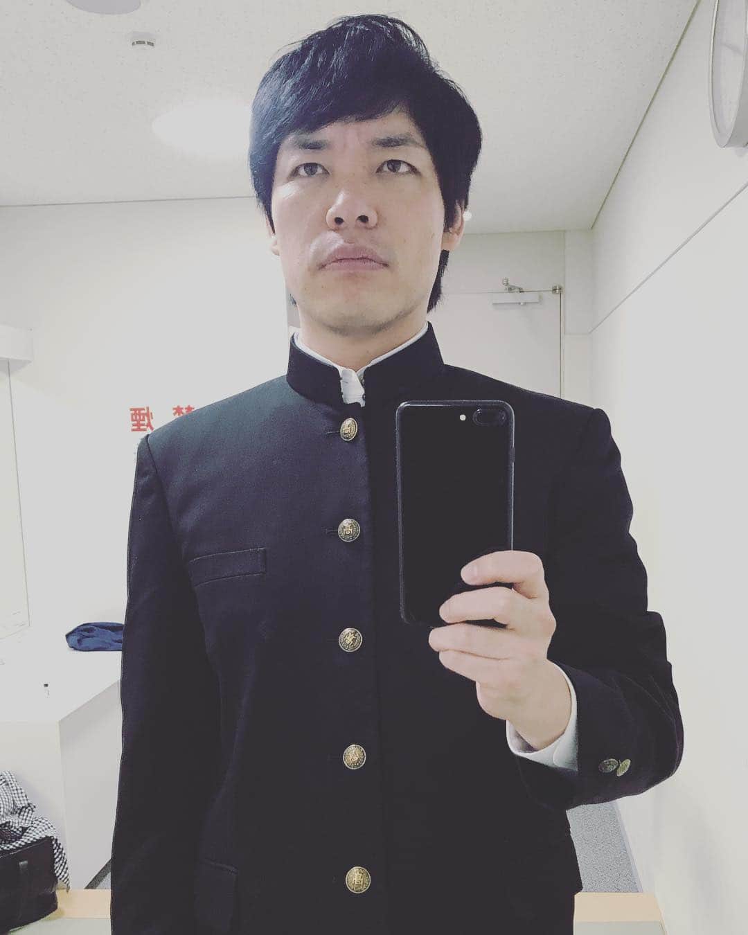 川島明のインスタグラム：「しくじり先生収録終わり  #今回で一旦レギュラー回は終わり #最後まで熱い授業であった #みんな再会を誓い #写真を撮りあってる #本当の卒業式みたい #僕 #そこまで出てないから #一緒に写真を撮る仲間もおらず #一人楽屋の鏡で記念写真 #20年前と同じ #一人で写ルンですで自撮りした #その写ルンですも現像する勇気がなく #紛失した #サイコ野郎の肌の色」