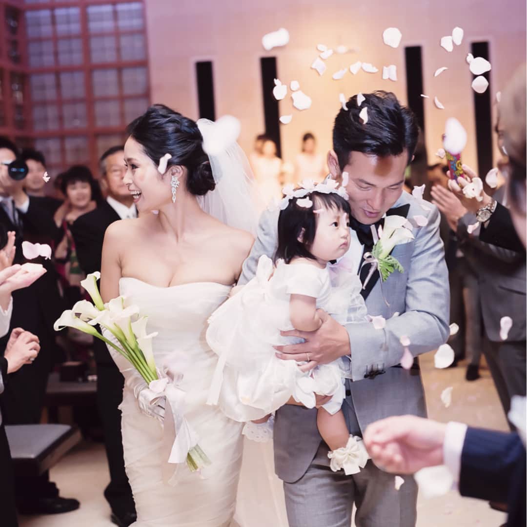 みんなのウェディングさんのインスタグラム写真 - (みんなのウェディングInstagram)「＊ 人気連載💓#結婚式拝見：【結婚式拝見】ハレの日を娘と一緒に♪「マンダリンオリエンタル東京」で家族の絆が深まる結婚式 ＊ 今回ご紹介するのは、#マンダリンオリエンタル東京 で結婚式を叶えたjunkoさんご夫妻👰🏻💐 おふたりの結婚式は、愛するお嬢様も一緒の、#ファミリーウェディング 👨‍👩‍👧❤️ ラグジュアリー空間での家族3人で臨んだ、ラグジュアリー空間でのウェディングは必見ですよ👀✨ ＊ その注目の結婚式は、ぜひプロフィール🔗からチェックしてみてくださいね💕 ＊ #みんなのウェディング #結婚式レポ #プレ花嫁 #プレ花 #卒花嫁 #卒花 #ウェディングレポ #結婚式 #結婚式レポ #日本中の花嫁さんと繋がりたい #日本中の卒花嫁さんと繋がりたい #日本中のプレ花嫁さんと繋がりたい #当日レポ #先輩花嫁#2017春婚#2017夏婚 #2017秋婚 #2017夏婚 #花嫁diy #ウェディングフォト  #2018春婚 #2018夏婚 #2018秋婚 #東京花嫁 #関東花嫁 #motyowedding #マンダリン花嫁 #ホテルウェディング」9月9日 22時15分 - minnano_wedding