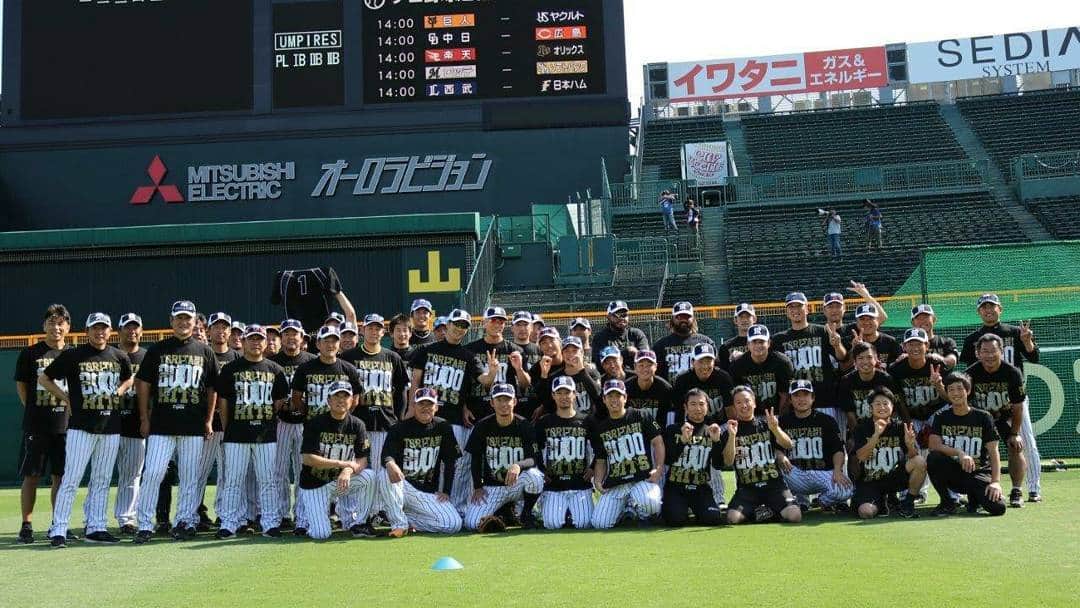 阪神タイガースさんのインスタグラム写真 - (阪神タイガースInstagram)「本日の鳥谷選手のお祝い、実は福留選手のサプライズ企画でした✨その一部始終をインスタで追っかけていたのですが、動画が長くなりすぎた為、急遽公式サイトにupしました❗ #福留選手にこの企画の話を伺い… #鳥谷選手ご登場❗ #続きは #公式サイトの鳥谷選手特設ページにアクセス http://hanshintigers.jp/home/toritani/ #鳥谷敬 選手 #㊗️ #2000本安打達成 #サプライズ #福留孝介 選手#キャプテン最高です✨  #阪神タイガース #インスタ動画は #1分しか載せれません  #愛あふれる映像は #2分43秒 #みんな見てね！ #ＨＰ見れないという方に #twitter #Facebook #に全編あげました！」9月9日 22時52分 - hanshintigers_official