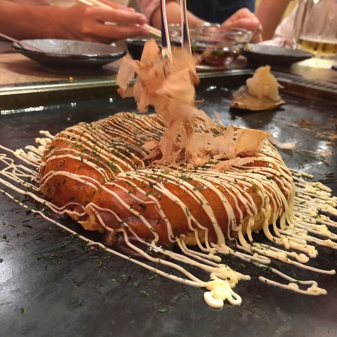 掛貝梨紗さんのインスタグラム写真 - (掛貝梨紗Instagram)「9月1日にオープンしたばかりの✨『浅草もんじゃ かのや』で家族とDinnerしたよ〜🤗私とお母さんは、初 ホッピー通りで新鮮でした😳🙄😳😂 I Ate dinner Okonomiyaki, Seafood Monja-yaki and so on w/ my family at Asakusa, Japan. It's mixture of flour and water. Okonomiyaki contains lots of ingredients such as cabbage, pork, eggs and so on.  The Okonomiyaki there is really fluffy and good😋 #浅草もんじゃ #かのや #浅草 #ホッピー通り #浅草寺 #asakusa #monja #kanoya #hoppy #happy #hoppystreet #sensoji #okonomiyaki #japanesepancake #fluffy #yummy #dinner #family #youngerbrother #japan #tokyo #newopening #tofu #しらす #whitebait #skytree」9月10日 9時53分 - kakelisa