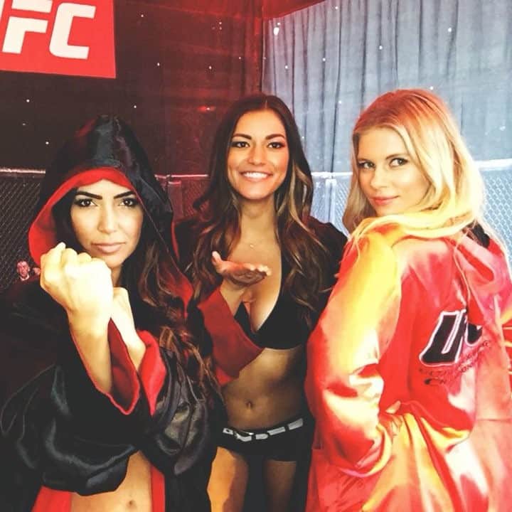 Chrissy Blairのインスタグラム：「Having fun tonight in 🇨🇦! @lucianaandradeufc @vanessahanson #ufc215 beauty by @suzesuzeq」