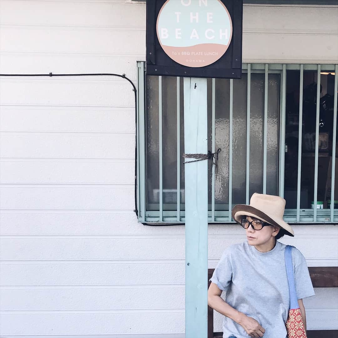 藤原美智子さんのインスタグラム写真 - (藤原美智子Instagram)「昨日は #良い天気 でしたねー☀️ 1.ので、お弁当でも買って海でランチでも、と出かけるときの #格好。 ・ 2.でも、あまりの日差しの強さに車の中に置いていた #つば広の帽子 にチェンジ。 #ONTHEBEACH で #ランチボックス のテイクアウトができるのを待っているところ。 なんだか #奥田民生 さんっぽいなー(⌒▽⌒) ・ 3.浜に着いたものの日陰が全然なく、#車の中から 海を見ながらランチ。 ・ 4.暑さを涼むために #CUBSTAR で #ブルーベリーパフェ を食べた😋美味しっ💓 ・ という、昨日の #写真日記 でした😄チャンチャン♫ ・ #脱力系コーデ #メインは  #ニットトートバッグ  #10年前に購入  #最近になって活躍中💓 #藤原美智子  #fujiwaramichiko  #michikolife」9月10日 6時08分 - michiko.life