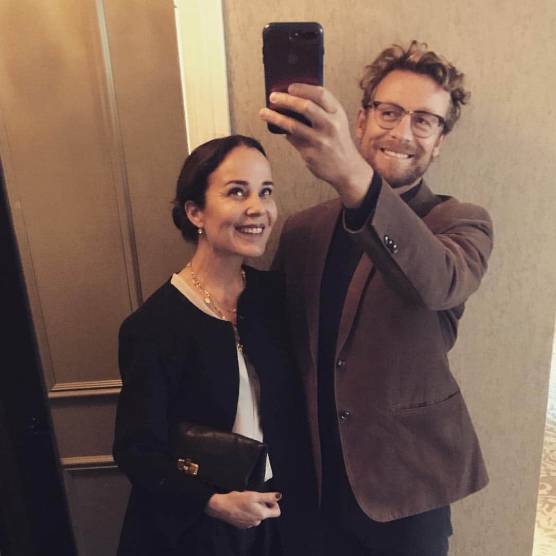 サイモン・ベイカーのインスタグラム：「Toronto Film Festival first night mirror selfie with the missus #partnerincrime #Breaththemovie #tiff」