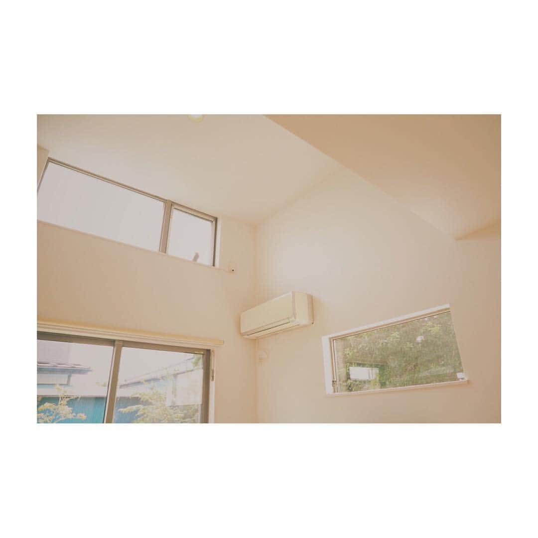 ハグハウス小山のインスタグラム：「かわいいお家造ってます。 窓が多い設計。とにかく明るい！ . 窓が多いという事は気密性は落ちるという事。 . 窓が多いという事は明るいし、開放感もあるし、いい事は沢山ある。 . しかし、気密性であったり、以外に家具が置きにくいなど不便なとこもある。 . この辺のバランス難しいですよね〜！ . . @sekai.no.origami  趣味で折り紙折ってます。のぞいてみて下さい♪ . #japan #tochigi #happy #house #home #myhome #interior #design #栃木 #小山 #宇都宮 #佐野 #鹿沼 #真岡 #上三川 #下野 #古河 #筑西 #大平 #栃木自然派住宅 #栃木のおしゃれで可愛い注文住宅 #インテリア #デザイン #おしゃれな家 #かわいい家 #マイホーム #マイホーム記録 #シンプルモダン #ナチュラルモダン」