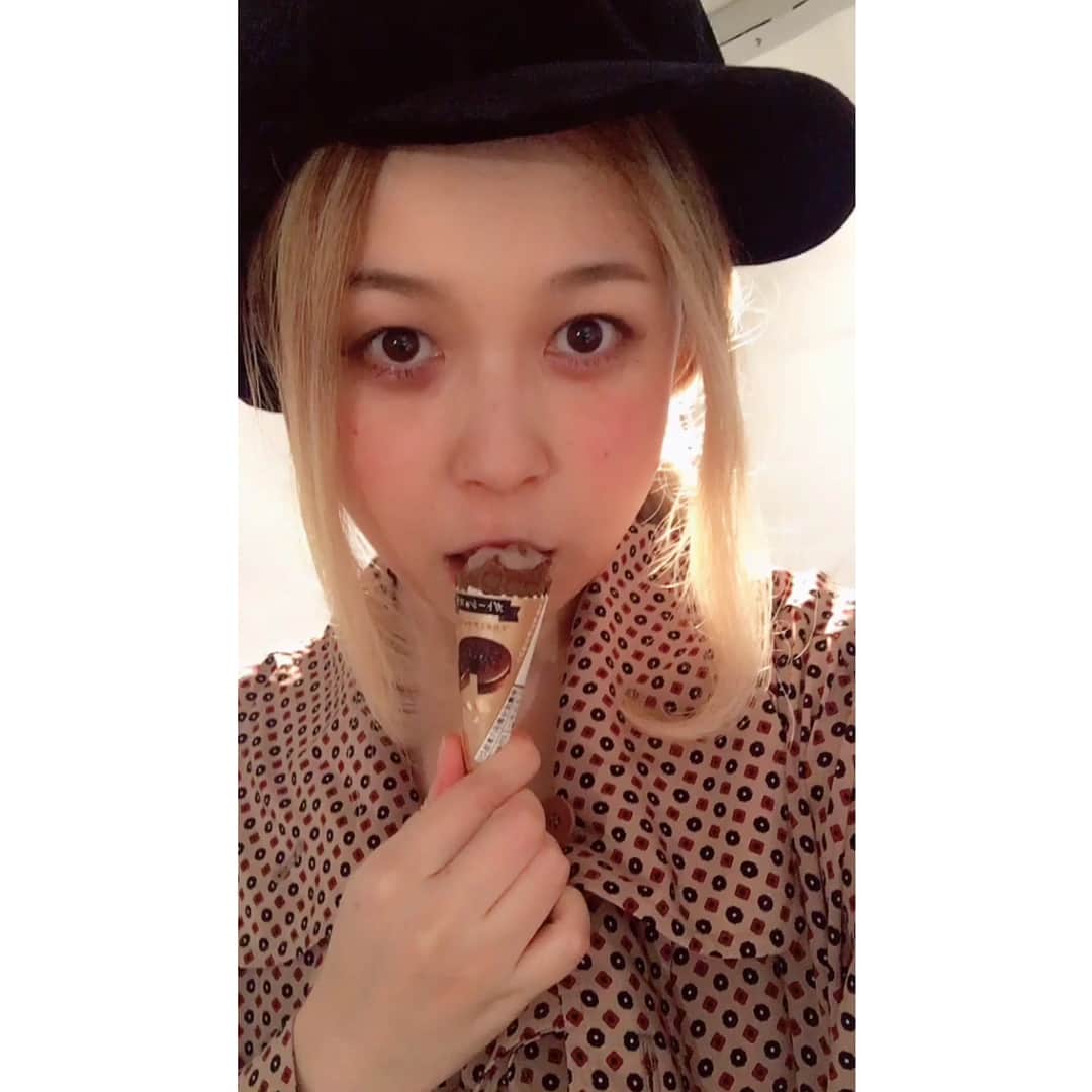 川瀬智子のインスタグラム：「ぴあフェスありがとうございました😊  久々に8曲も歌って酸欠+血糖値↓😨で速攻チョコレートアイスクリームとコーラ摂取したよ😂  なぜかわたしがヘッドライナーという謎な出順で恐縮でしかありませんでしたが...しかも3週間前に急遽出演が決定したらしく、打診があることまでしか把握していなかった中、フォロワーさんのTwitterで知り衝撃を受けました😱  打診の段階でも、ヘッドライナーらしい...と聞いて、いや、うちでは絶対に締まりませんよ‼️そもそもダウナー系なんでアゲれないですしw😳💦 なのでなのでなので最後だけは何卒ご勘弁を...と謙遜でもなく真剣に忠告したのにな...😇 案の定、ダラ〜ッとはじまりダラダラ進行して、決して引き締まることのないヘッドライナーぶりで大変申し訳なかった訳なんですが  それでも最後まで残って盛り上げてくれていたオーディエンスのみんなに感謝の気持ちでいっぱいになりながら素敵な時間が過ごせてうれしかったよ😊  TY⭐️ #ぴあフェス #CHOCOLATE #ICECREAM #ガトーショコラ」