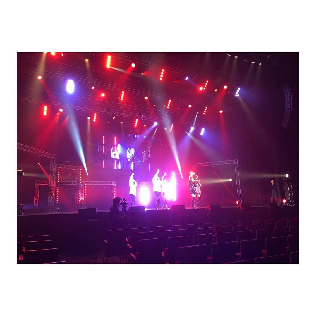 Minaさんのインスタグラム写真 - (MinaInstagram)「ライジングガールズフェス🎵 絶賛リハーサル中です。 ex theater roppongiでお待ちしてまぁす😊  #ライジングガールズフェス #max #フェアリーズ #ピンクダイヤモンド #ふわふわ #原駅ステージA #チロル #Rei©︎hi #デートすっぽかされた方是非愛にきてね」9月10日 12時16分 - mina_1977