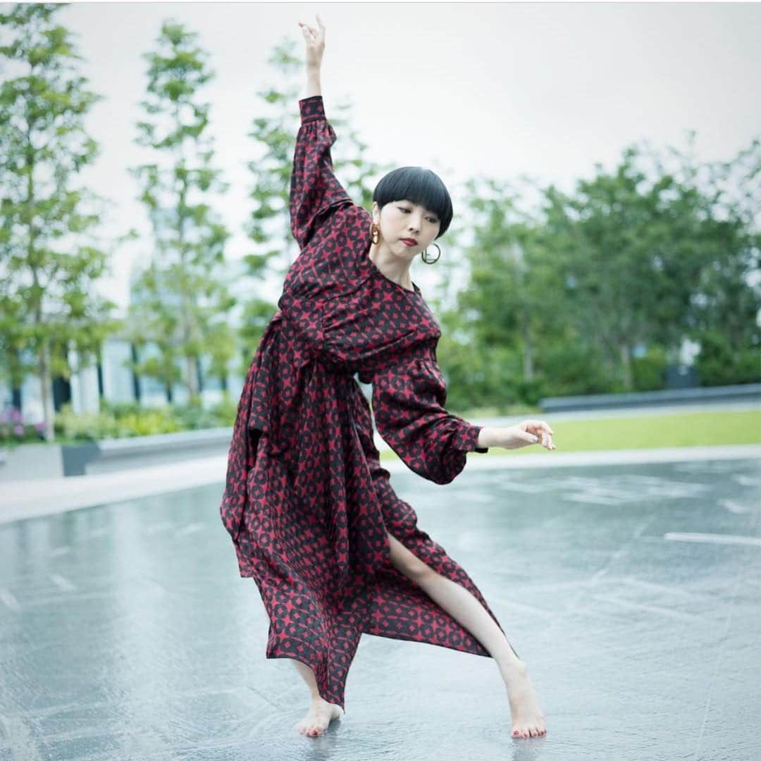 MIKIKOのインスタグラム：「GINZA SIX magazine Fashion Issue Fall 2017この秋、内面から着替えるファッションを探しに | GINZA SIX | ギンザ シックス ginza6.tokyo/news/12033 いつもと違う雰囲気で撮影して頂きました 👗→FENDI Webでもご覧頂けるそうです。」