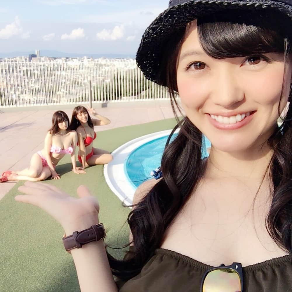 のインスタグラム：「今日はメディアクイーン撮影会のMC。 グラビアちゃんたちを見ていると、みんなスタイルが良くて私も気が引き締まります！！ 私MCだけど、2年9ヶ月ぶりにファンの方の前で水着になりました💓 この水着をプレゼントしてくださったファンの方が来てくださったので、せっかくだからと思って✨ いつもありがとうございます😊 #メディアクイーン撮影会 #mc #三島ゆかり #箕面温泉スパーガーデン #プール撮影会 #アライブエンタテインメント #原紀舟 #北谷ゆり #あさいあみ #一緒にお仕事できて楽しかった #水着 #スタイル抜群 #見習わないと #followme」