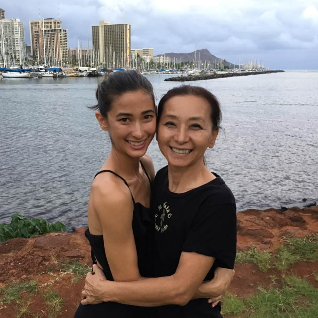 メロディー洋子のインスタグラム：「My Queen!!! 🙏✨✨✨😇 #luckytheylivehawaii hehe ❤️🌈🌺」