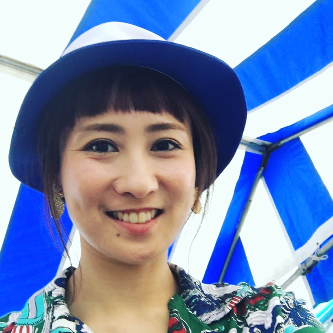 糸数美樹のインスタグラム：「✔️🍧🍍💫 #東京 #町田 #フェスタ町田 #沖縄市からは知花青年会が出演 #観光大使で来ました #ちゃんぷるー沖縄市大使 #テントがかわいい #道路もかわいい #やしが顔が疲れちょん #昨日からがんばってます #なーちょい #はまいんどー #よろしく沖縄 #来週は全島エイサー祭りだよ #みきとにー #なーにーぶいそーん」
