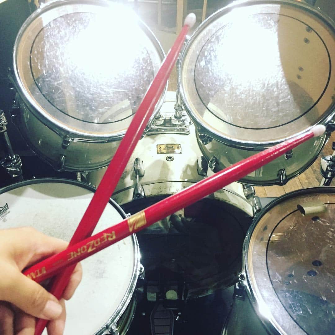 高瀬みゆきのインスタグラム：「I got red drumsticks for a birthday present. I played the drums for the first time. It was exciting! :) お誕生日プレゼントに赤いスティックをいただきました。 人生初ドラム。 楽しい。  #drums  #ドラム #人生初体験」
