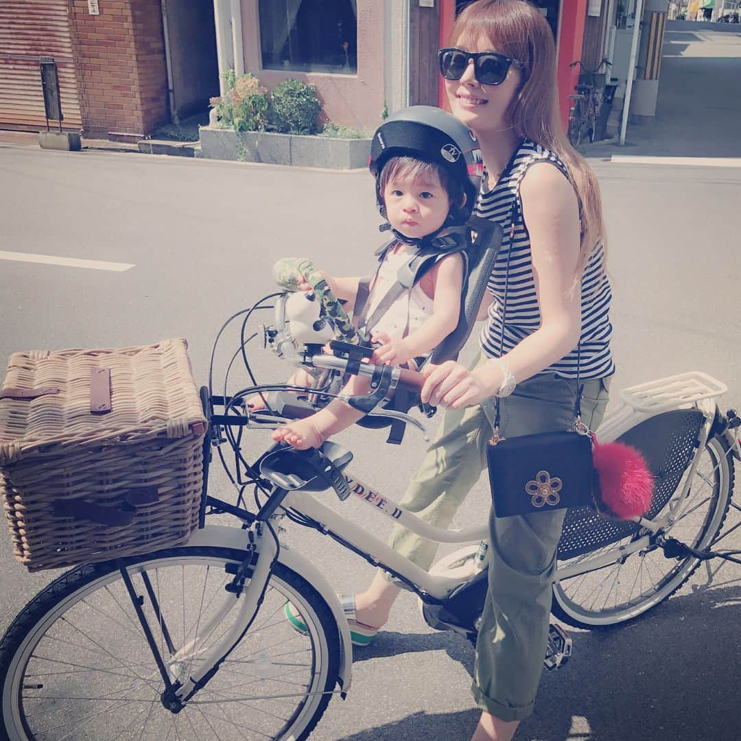 池田麻理子のインスタグラム：「ついにママチャリデビューしました。 人生初の電動自転車🚲 が、ハンドルがガックガックして、どうしても私には乗りこなせず、、、😭 恐るべし電動自転車！！ こりゃしばらく特訓が必要だな。。 と、思っていたら 実は、 ハンドルロックをしたまま走っていました。 そりゃ重いわ。そりゃガックガックするわ。 ってか よくそれで子供乗せて走ったな.. #いくつになってもドジは治らない #ついでにコーデもタグ付けしてみたりして #電動自転車 #ママチャリ #スギマタサイクル #ブリヂストン #ハイディーツー #HYDEE #限定ハイディ #限定という言葉に弱い #ハイディはとっても走りやすくて快適だ #ハンドルロックをして走らなければ」