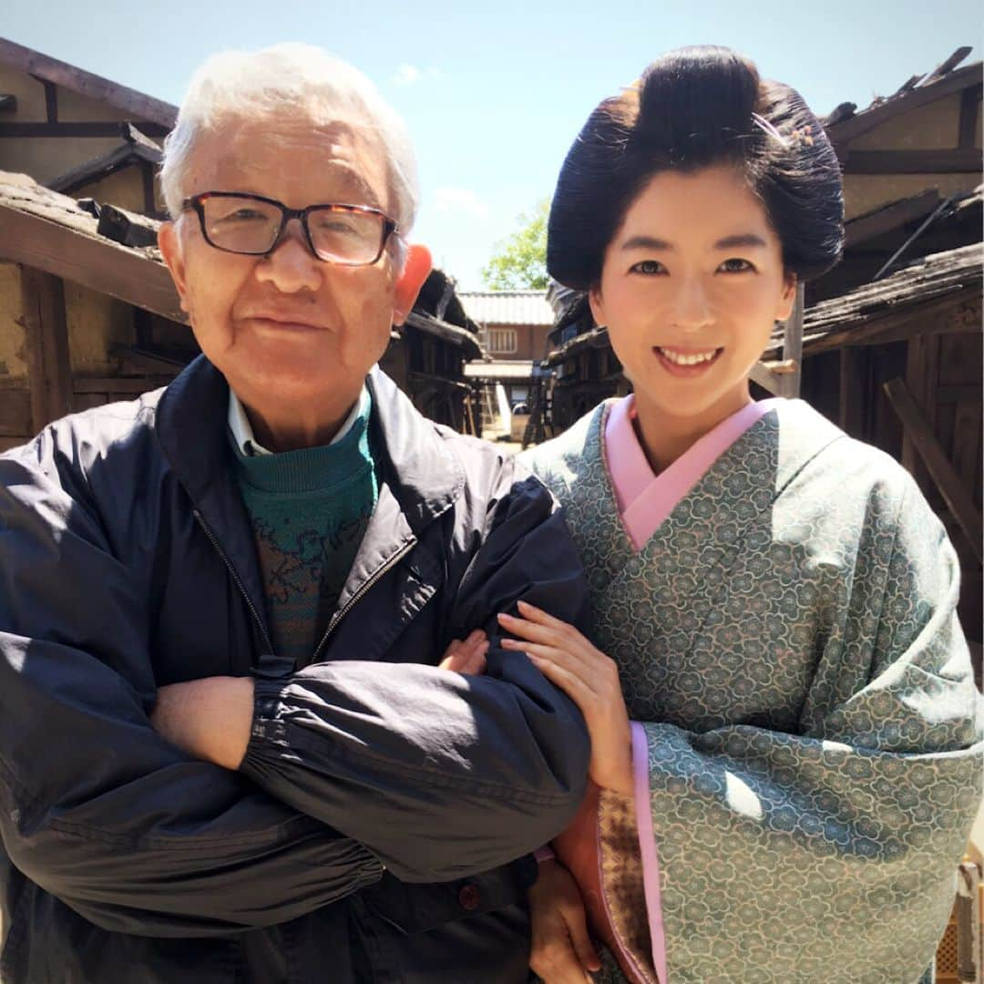 中山忍さんのインスタグラム写真 - (中山忍Instagram)「大好きな吉川監督と💕  懐かしの長屋前でも撮ってみたり☺︎。 時代劇は楽しいな🎵  ぜひご覧ください！  お花のお着物お気に入り♡  2017年9月15日（金）よる7時～8時54分 #BS朝日#無用庵隠居修行」9月10日 18時59分 - _shinobu_nakayama_