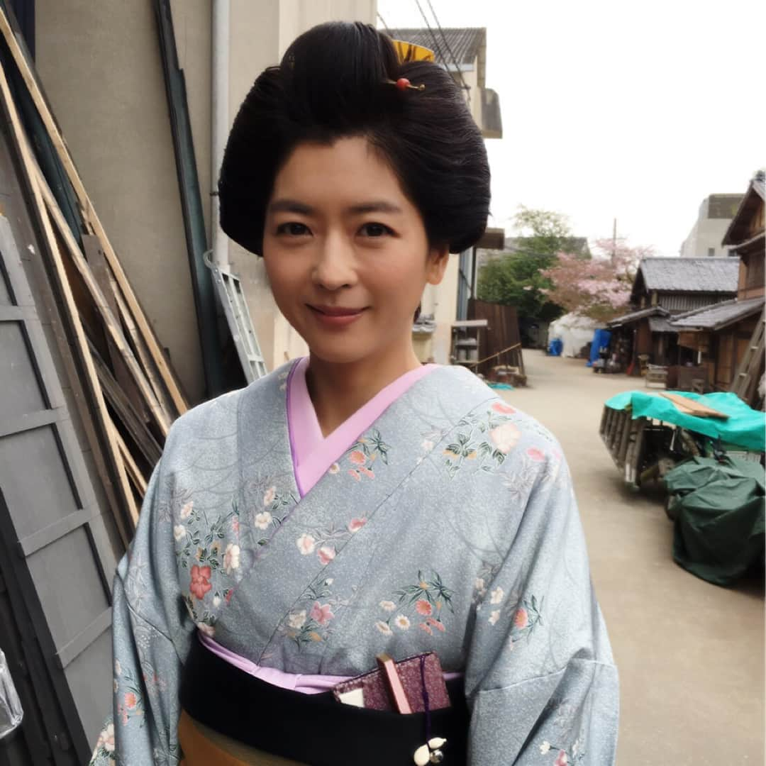 中山忍さんのインスタグラム写真 - (中山忍Instagram)「大好きな吉川監督と💕  懐かしの長屋前でも撮ってみたり☺︎。 時代劇は楽しいな🎵  ぜひご覧ください！  お花のお着物お気に入り♡  2017年9月15日（金）よる7時～8時54分 #BS朝日#無用庵隠居修行」9月10日 18時59分 - _shinobu_nakayama_