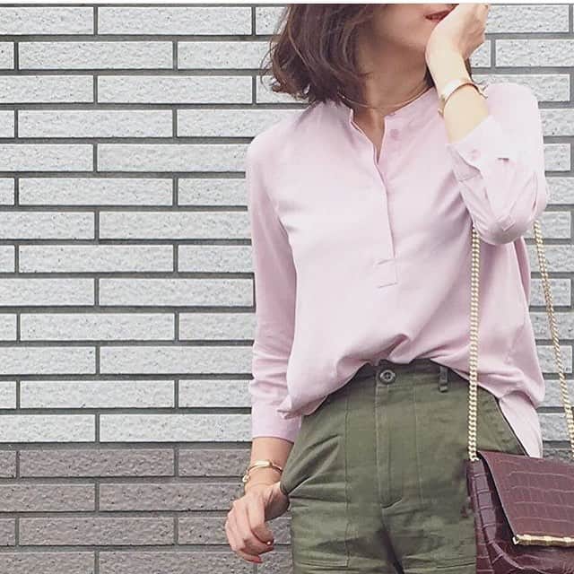 のインスタグラム：「大人らしく、女性らしく、柔らかなモーブピンクが素敵✨  #レーヨンエアリースタンドカラーブラウス  とろみのある、柔らかく女性らしい素材感のレーヨンブラウスより、スタンドカラーも登場❤️ 秋冬新作アイテムのコーデには →uniqloginza2017fw つけてね🙇‍♀️ *  women レーヨンエアリースタンドカラーブラウス… ¥1990+TAX.品番:400521  ユニジョの皆さん @0510_nana さんのIGに、素敵なコーデがたくさんありますよ。素敵な写真をありがとうございます。✨ （photo by @0510_nana ）  #着まわし #uniqloginza　#ママコーデ #秋#こなれ感#モーブピンク  #ユニクロの輪 #広がれユニクロの輪 #カジュアルコーデ #UNIQLO #FASHION #outfit #ootd  #ユニクロ #ユニクロ銀座 #ファッション #プチプラ  #coordinate #ユニジョ #uniqlolifewear #whereuniqlo#uniqloginza2017fw #instafashion #instaoutfit#style #fashionista #lookoftoday」