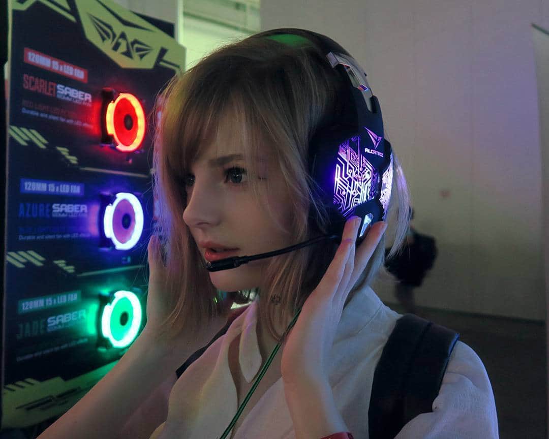 Ella Freyaのインスタグラム：「As some of you might already have seen in my story, I haven't exactly been healthy the past few months. I've had migraine the past few days and it's been pretty horrendous. Today I decided to still visit STGCC for a while and it did make me feel more sick but it was nice to be out for a bit. Lenses from @contactlenssg (Lacelle Diamond in Aqua Glacier)」