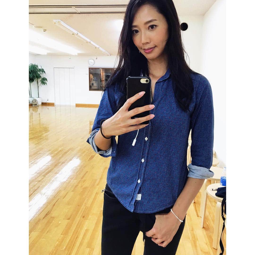 のインスタグラム：「【仕事風景】【たまには】 床の上は気持ち良い(笑)😂 スタジオによって、床の質が違う。ダンスメインのスタジオだと、床が柔らかいので、ヒールが埋まる感じがする😎 とまぁ、モデルのお仕事以外に、ウォーキングも教えてます🚶一般の方向けではなく、モデルを本当に目指す子に教えてるので、基本厳しく！！ 普通に、ダイエットして！と遠慮なしに言うし、お肌荒れてる！Ｏ脚！お尻垂れてる！なんてのも言います(笑)打たれ強くなりましょう(笑)😝 #lesson #model #catwalk #walking #fashion #adidas #adidasoriginals #model #fashionista #fashionaddict #frankandeileen  #モデル #フォロー #フォローミー #ウォーキング #アディダス #レッスン #ファッション #おしゃれ #コーディネート #ショッピング  #f4f」