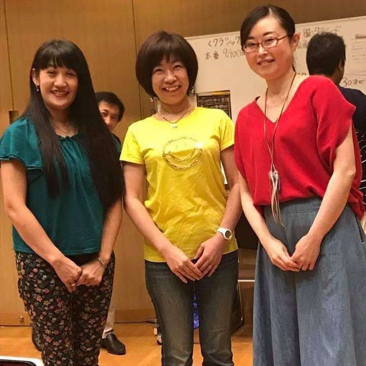 藤岡幸夫のインスタグラム：「関西フィルが誇る、よっ！！昔はギャルだった華のヴァイオリン三人娘！ 左端の中野緑さん(服も緑)から「平成華のヴァイオリン三人熟女」に改名して下さいといわれたが…なんだかなあ…関西フィルの誇るコント〈信号機娘〉みたいな…とにかく明るいオーケストラなんですわ…」