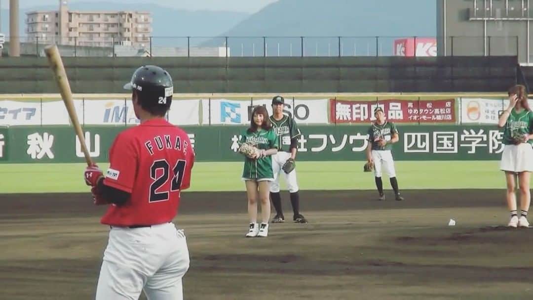 橋元優菜のインスタグラム：「四国アイランドガールズ結成後、初めての始球式⚾️ 体育会系担当のあずみんに注目です♡  #四国アイランドリーグ #香川オリーブガイナーズ #高知ファイティングドッグス #四国 #香川 #高知 #始球式 #丸亀 #スタジアム #コカコーラ #野球 #プロ野球 #独立リーグ #baseball #グラドル #グラビアアイドル #アイドル #ご当地グルメ #グラウンド #ユニフォーム #コスプレ #costume #cosplay #脚」