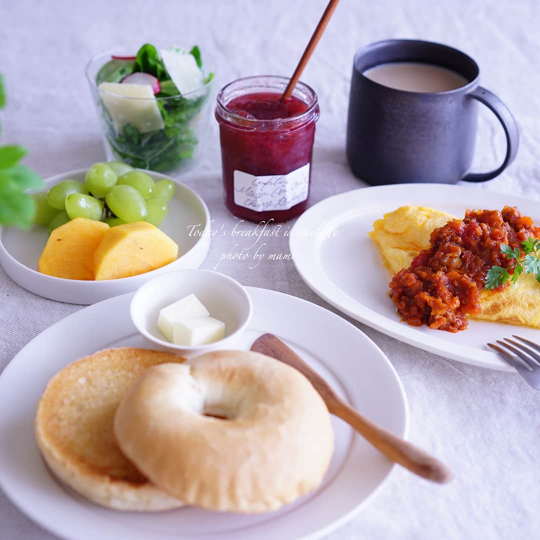 mamiのインスタグラム：「* *  そして朝ごはん 先日作って 冷凍しておいたミートソースをかけた チーズオムレツ 中にモッツアレラチーズ入ってます♡ ． ． ジャムは あやちゃんから頂いた ルバーブのジャム 優しい甘さで とっても美味しかったです😋 ごちそうさま〜♡ ． ． ． ．」