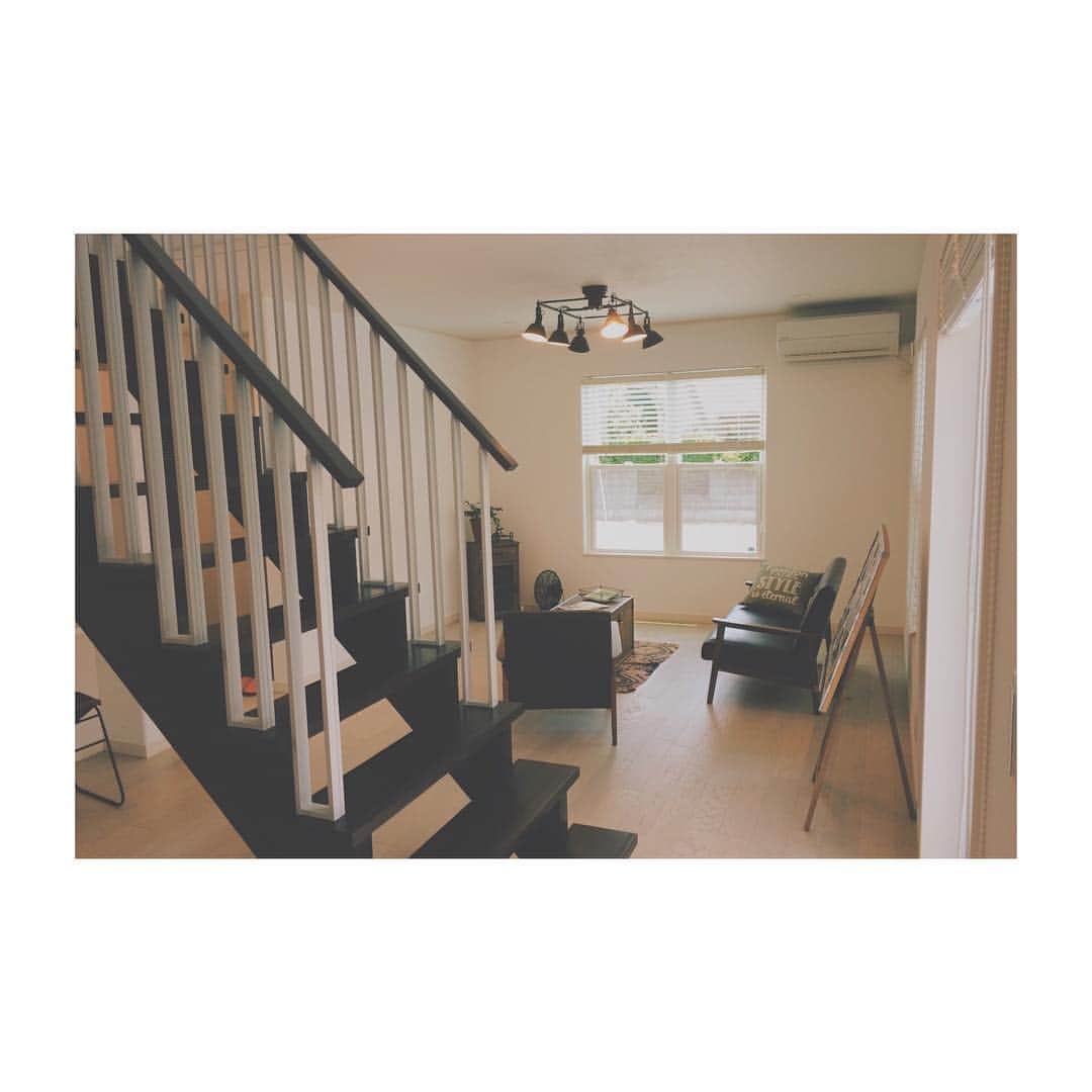 ハグハウス小山のインスタグラム：「かわいいお家造ってます。 真岡市のモデルハウス。まだまだ見れますよ！ ブルックリンSTYLEのお家です。まるでおしゃれなカフェのようなお家ですね♪ . 9月一杯まで内覧可能です。気になる方はInstagramから📩もしくは📞くださいね！ . みなさんとお会いできるのを楽しみにしています！ . . @sekai.no.origami  趣味で折り紙折ってます。のぞいてみて下さい♪ . #japan #tochigi #happy #house #home #myhome #interior #design #栃木 #小山 #宇都宮 #佐野 #鹿沼 #真岡 #上三川 #下野 #古河 #筑西 #大平 #栃木自然派住宅 #栃木のおしゃれで可愛い注文住宅 #インテリア #デザイン #おしゃれな家 #かわいい家 #マイホーム #マイホーム記録 #シンプルモダン #ナチュラルモダン」