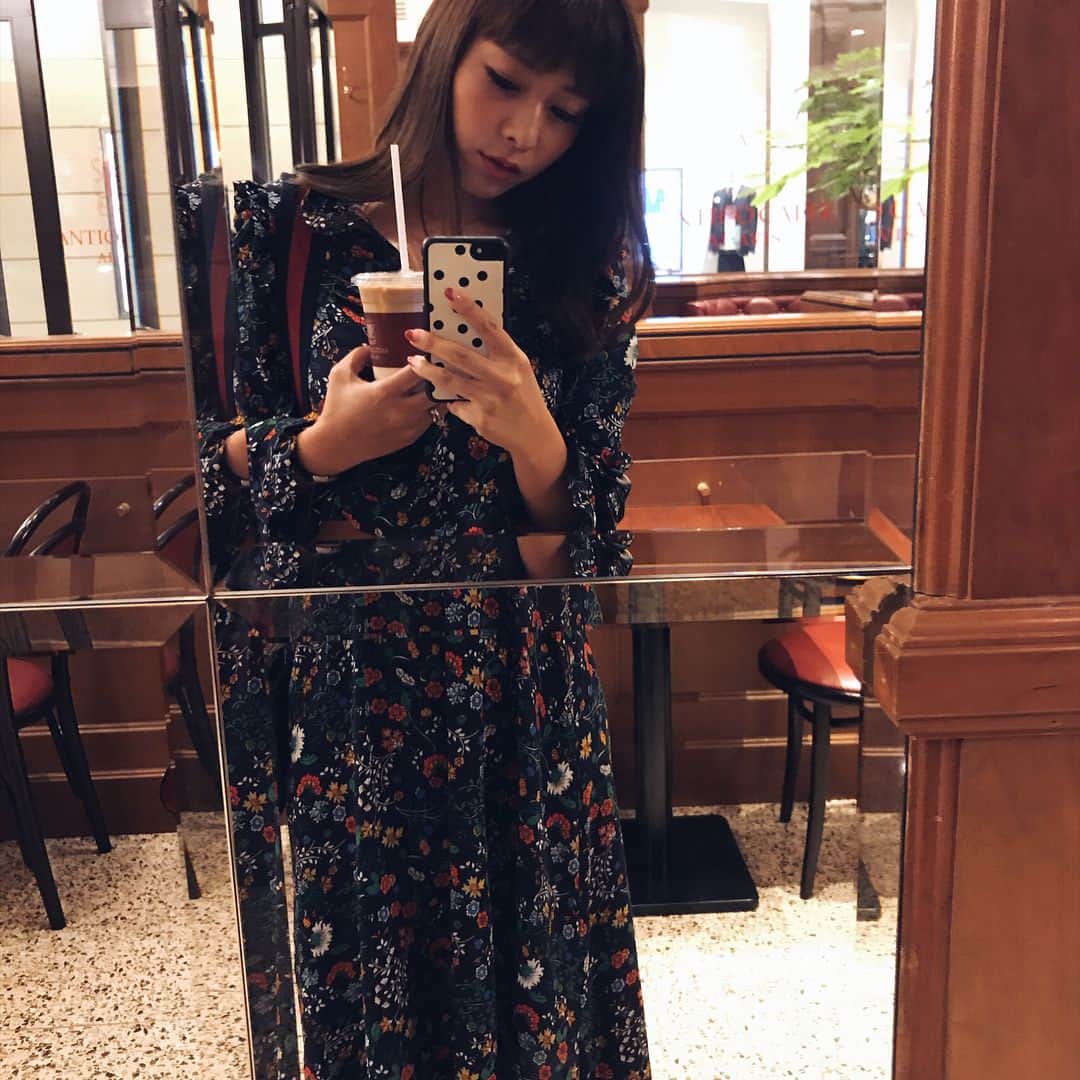 植田せいらのインスタグラム：「☕️ ・ ・  息子を送って、早めに着いたので一息💭 ここのラテが大好きです❤️ ・ ・  #秋服コーデ #ちょっと暑い #ファッション #カフェ好き #ママコーデ #男の子ママ #anticocaffe #mamafashion #gucci #autumnfashion #cafe #mamalife #instagood #instafashion」