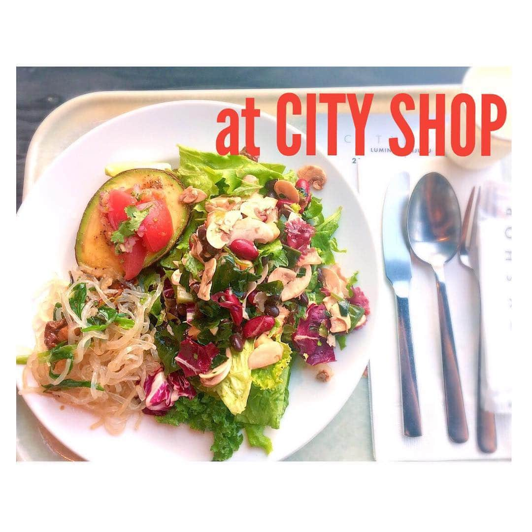 ソニン クッキングさんのインスタグラム写真 - (ソニン クッキングInstagram)「. 【食べインスタ】 "CITY SHOP" in Tokyo. 💚Salad ➕2 deli ¥1200ほど💚 🥑(グリーンサラダに好みの具材(私はビーンズ、海藻、マッシュルーム。)ドレッシングも6種くらいから(私はバルサミコ&ソイ)、デリは、アボカドサルサ(サワークリーム付き、私抜きました)、ZENパスタペペロンチーノ(グルテンフリー、コンニャクパスタって感じ食感好きだった)🍅 通りすがりに見つけました。所謂サラダバー的でとても外国スタイルだったので、嗅覚が働き、入ってみると置いてあるもの(冷蔵庫のパッケージジュースやデザート等)みると、「これはベジタリアンメニューありそうだな」と思い、デリメニューみてみると、グルテンフリー表記があったりと、かなり魅力的なメニューばかり。とっても美味しくって量もたっぷりでお腹膨れました！☺️オシャレだしお客様にも外国人の方多いので日本じゃないみたい。気に入りました、別のも試したい❤️生野菜もヘルシーデリもちょこちょこ食べたい時にオススメ‼️ #VeganPlaceInJapan #SonimVeganSelection #VeganBlog #VeganInstagram #VeganInTokyo #ベジタリアン対応店 #ヴィーガン店紹介 #ソニンヴィーガンセレクト #サラダバー #シティショップ #CITYSHOP」9月11日 11時33分 - sonim_ckbk