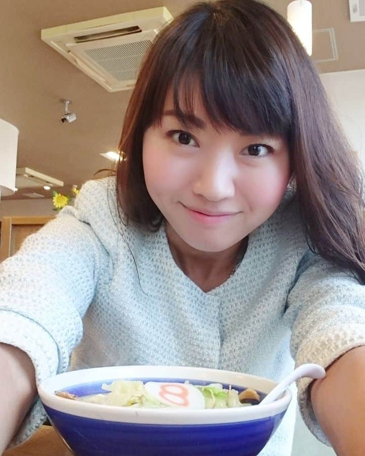 七海ひろこさんのインスタグラム写真 - (七海ひろこInstagram)「今度こそらーめん食べないようにしようと思ってたけど、やっぱりできなくて。小さい野菜らーめんセット。結局セットかぃ🍜#8番らーめん #富山県 #高岡市 #ラー活」9月11日 12時20分 - nanamihiroko_